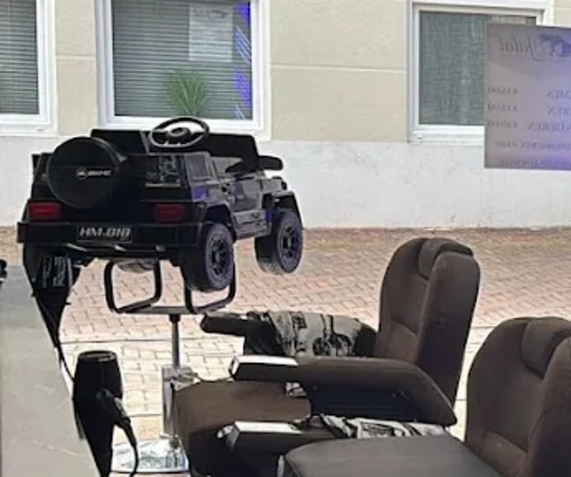 De entree met de autostoel voor kinderen