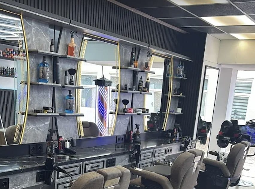 Goed licht bij de spiegels in Jalal Salon